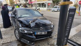 aydinlatma diregine carpan otomobilin surucusu yaralandi QJvifaY5