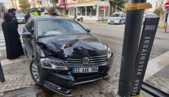 aydinlatma diregine carpan otomobilin surucusu yaralandi QJvifaY5