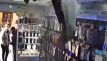 bartinda isyerinin tavani coktu bir anda bosluga dustu qTRR5UnE