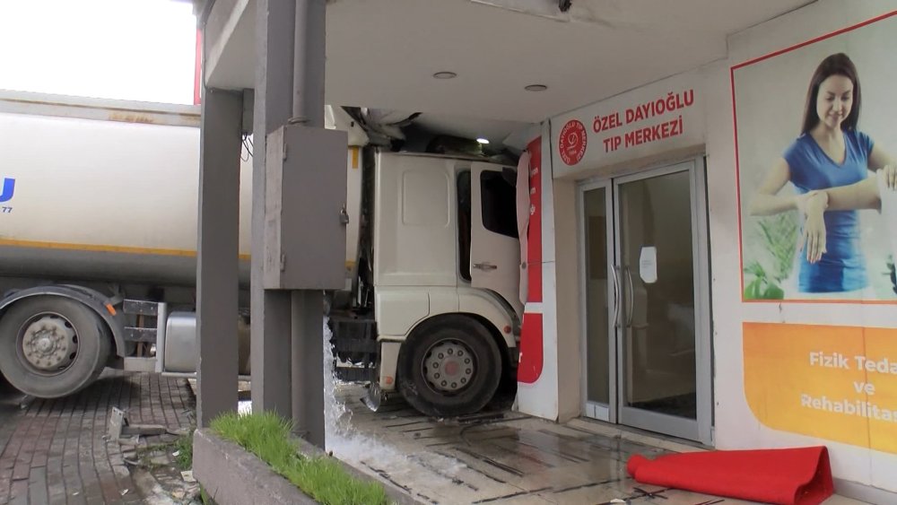 basaksehirde faciadan donuldu tip merkezine tankerle daldi 3 QMrKAhTW