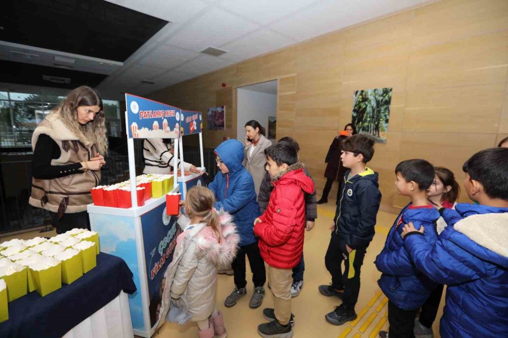 baskan arasin hediyesi ilgiyle karsilandi 2 bin cocuk doyasiya eglendi 0