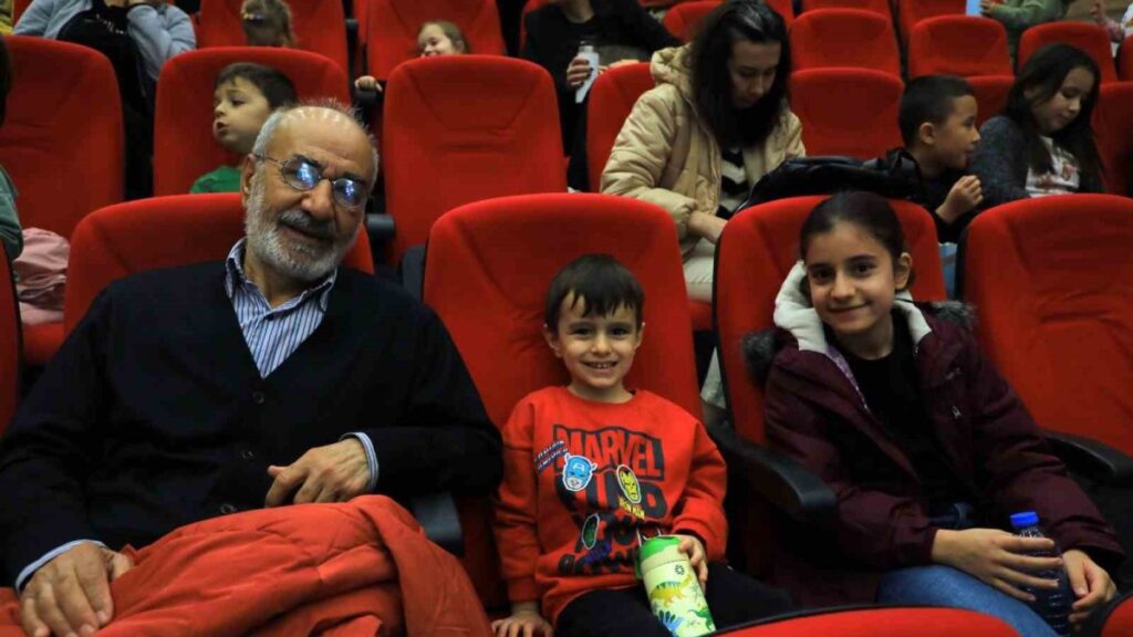 baskan arasin hediyesi ilgiyle karsilandi 2 bin cocuk doyasiya eglendi ejGSI8LB