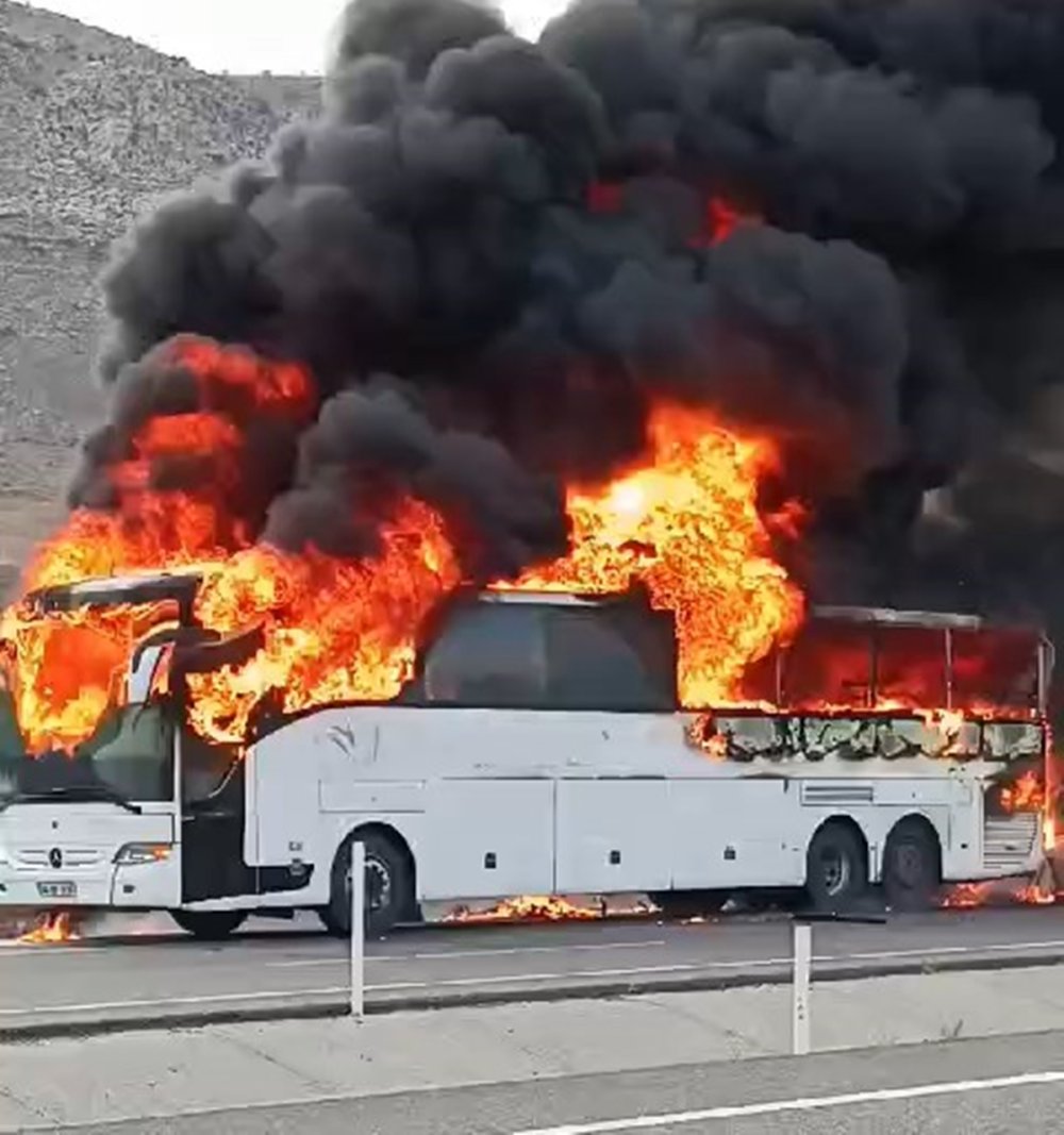 batmanda seyir halindeki tur otobusu alev topuna dondu soforun dikkati faciayi onledi 0 O98vhdTe