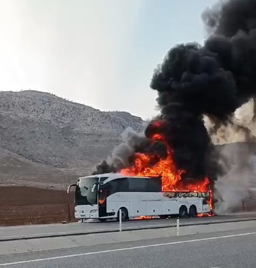 batmanda seyir halindeki tur otobusu alev topuna dondu soforun dikkati faciayi onledi 1