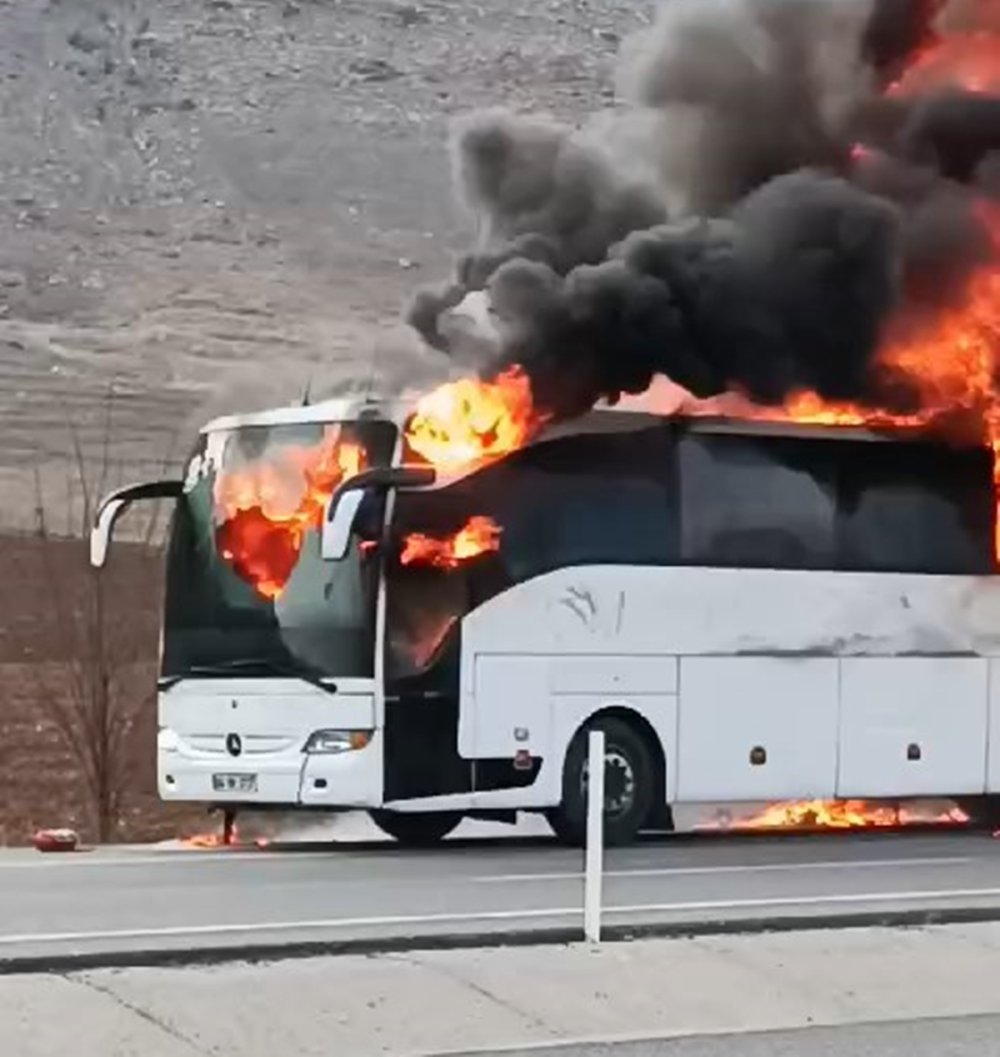 batmanda seyir halindeki tur otobusu alev topuna dondu soforun dikkati faciayi onledi 2 9bjdc3CS