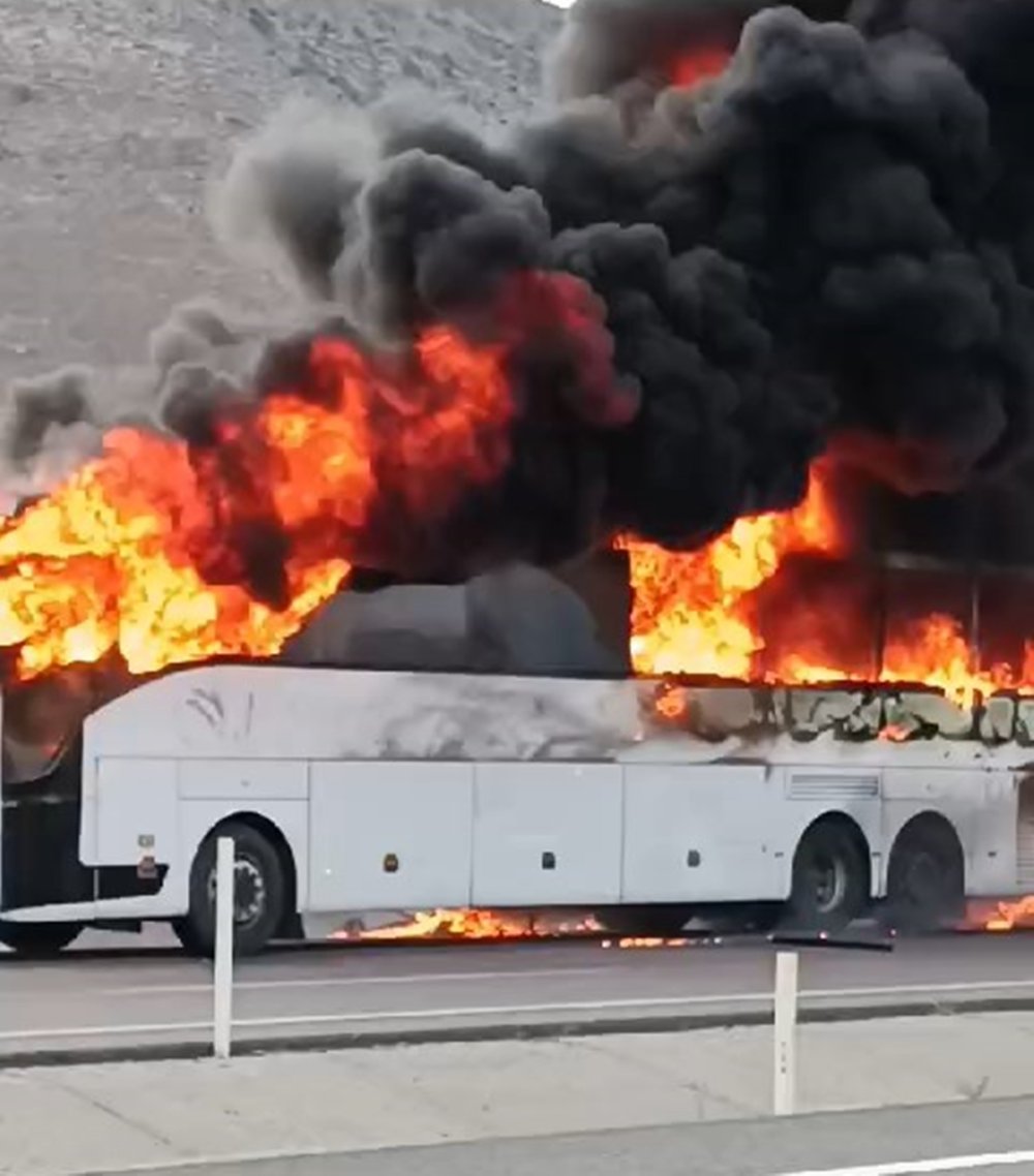batmanda seyir halindeki tur otobusu alev topuna dondu soforun dikkati faciayi onledi 3 uy8BsAJy