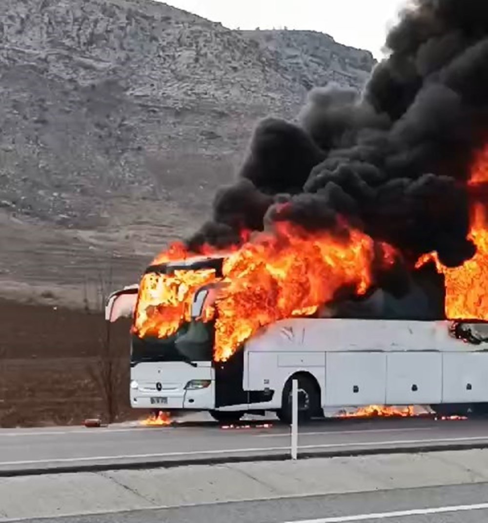 batmanda seyir halindeki tur otobusu alev topuna dondu soforun dikkati faciayi onledi 4