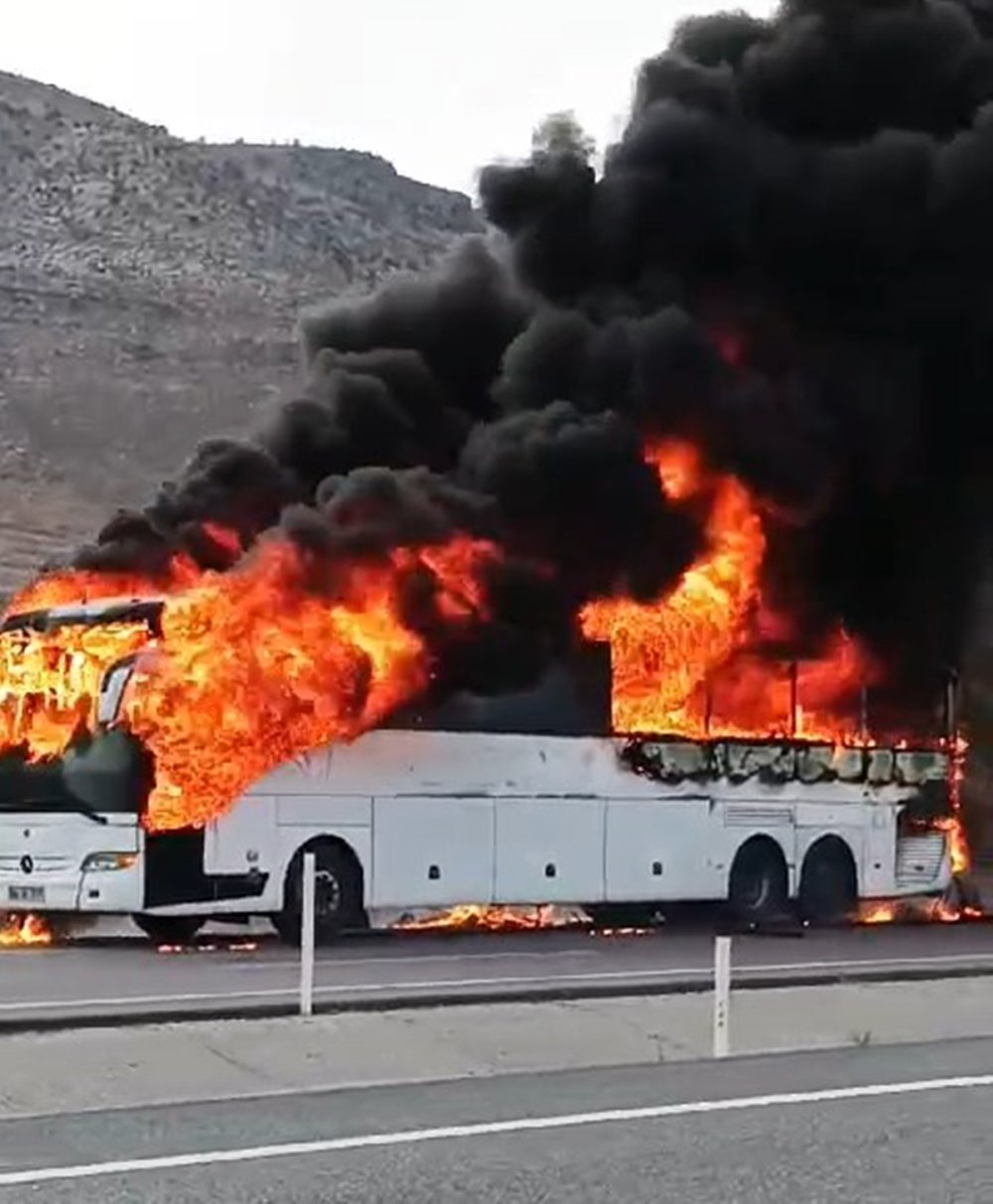 batmanda seyir halindeki tur otobusu alev topuna dondu soforun dikkati faciayi onledi 5 EOc92q2I