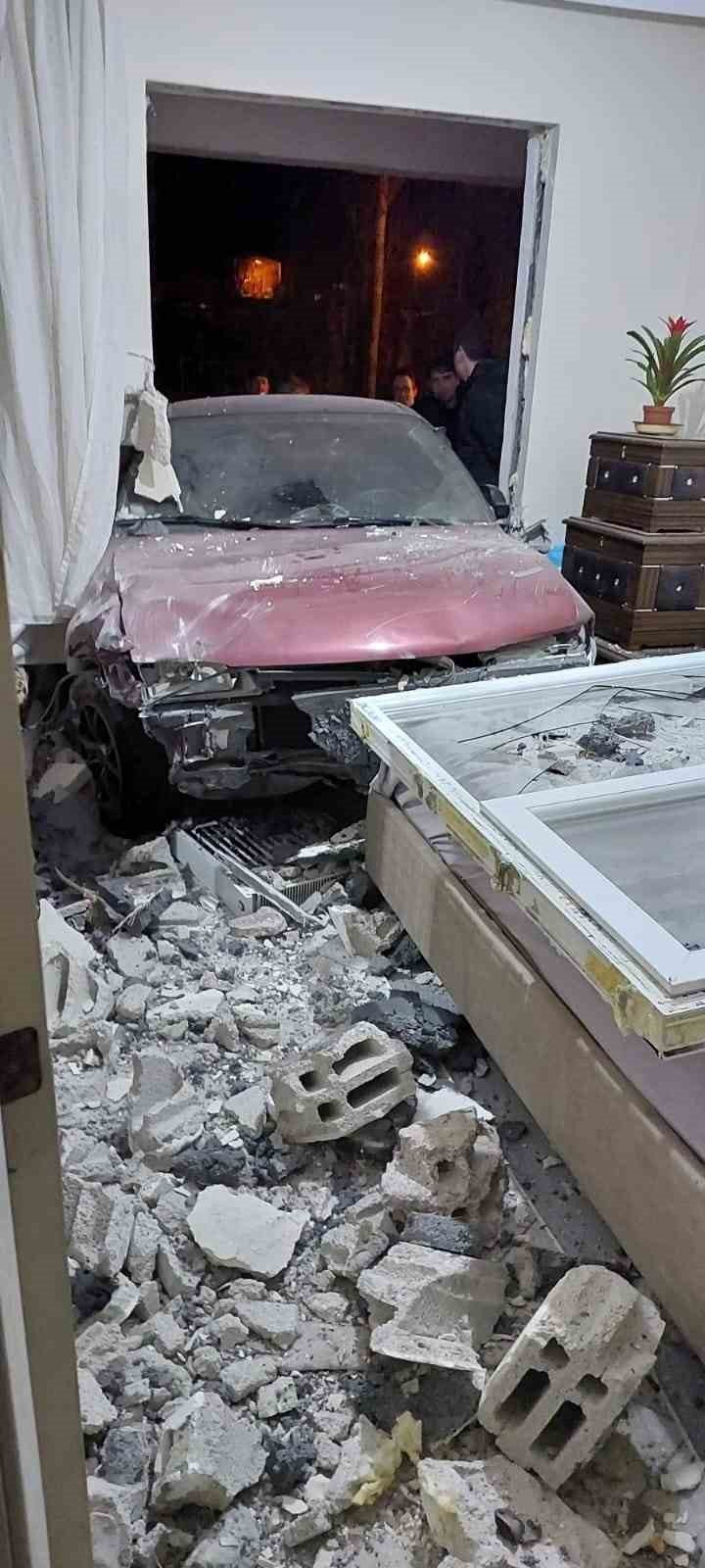 belayi yaninda tasiyor fren yerine gaza basinca eve daldi 4 7JJiiqTC