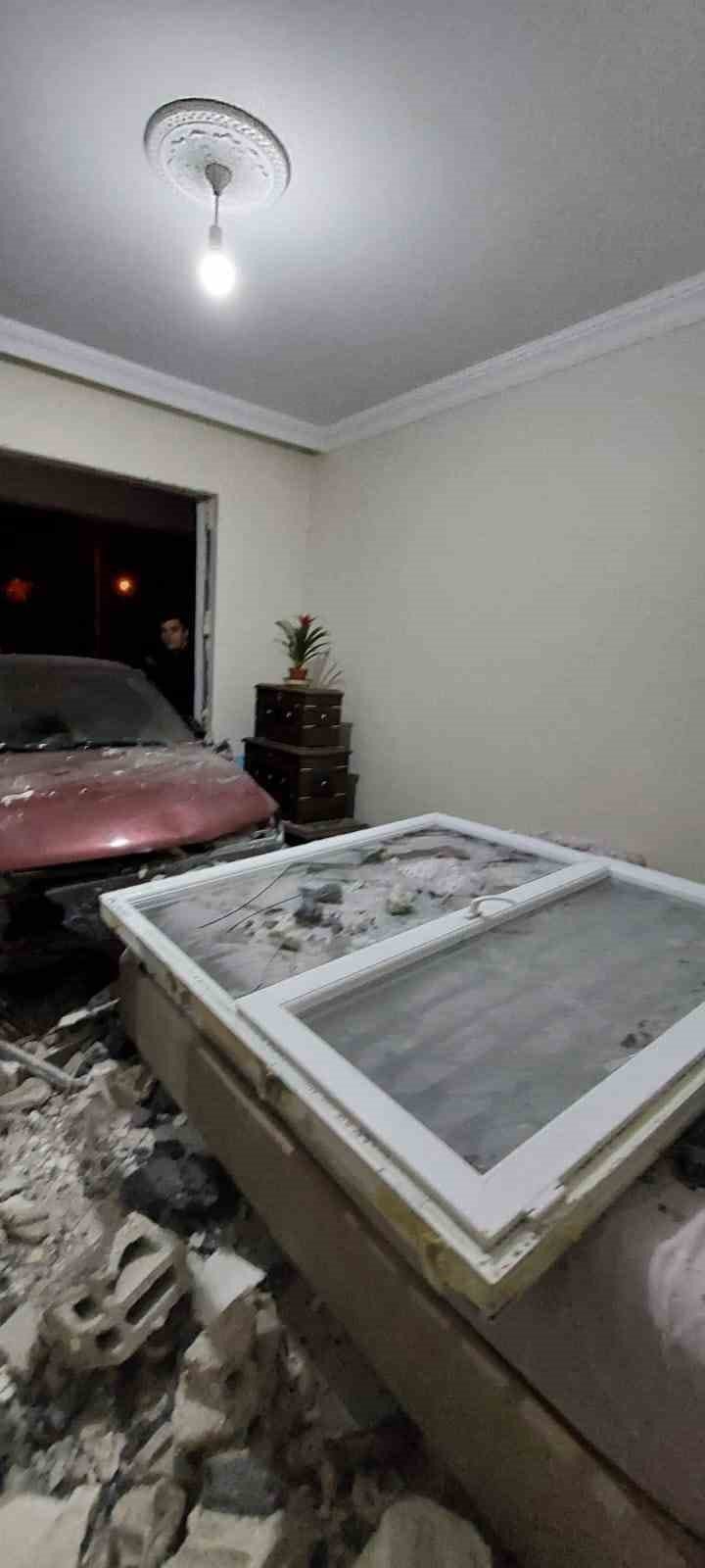 belayi yaninda tasiyor fren yerine gaza basinca eve daldi 5 uDpHzAfq