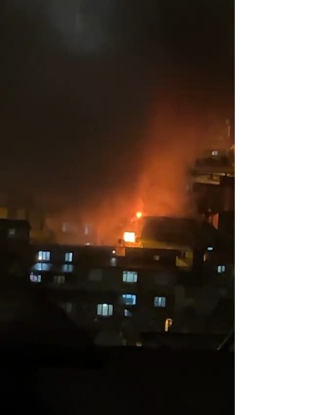 beyoglunda gecekondu yangini alevlere damacana ile mudahale edildi 0 rb8AzJ4R