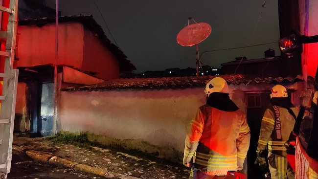 beyoglunda gecekondu yangini alevlere damacana ile mudahale edildi 1 hHDObFde