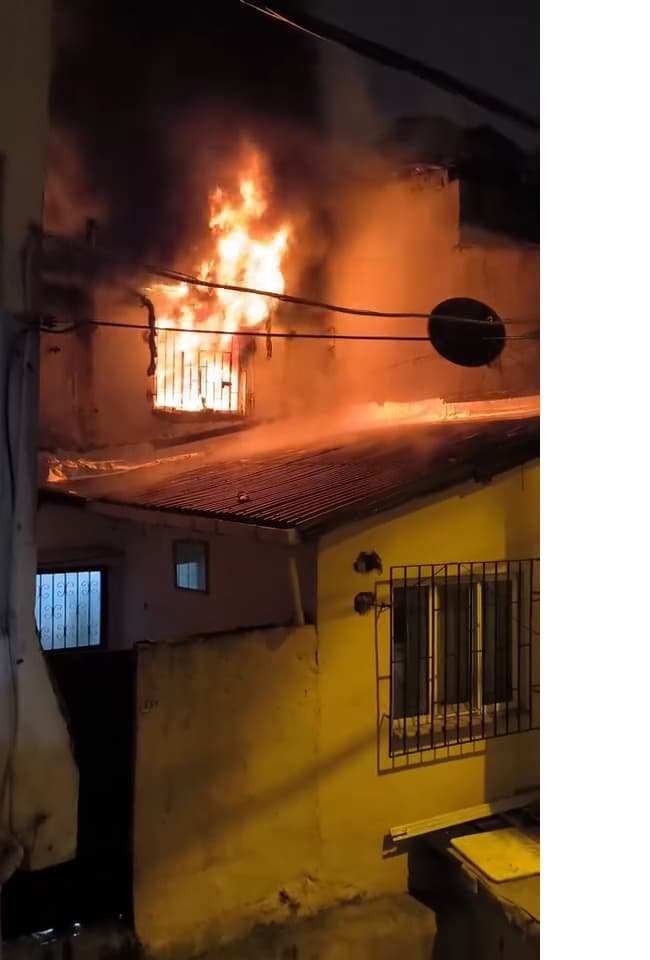 beyoglunda gecekondu yangini alevlere damacana ile mudahale edildi 2 vnaPcSpG