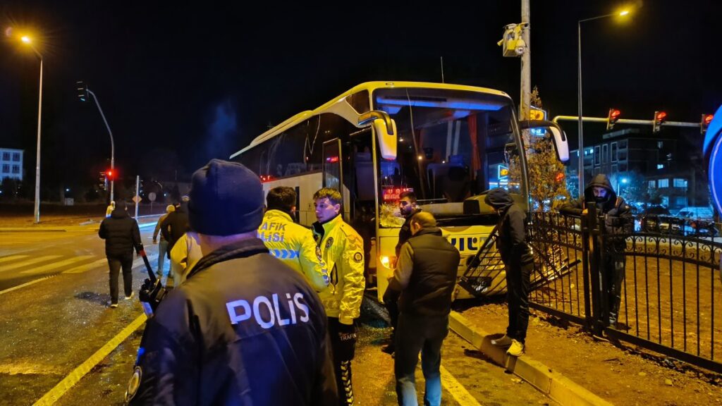 bingolde yolcu otobusu ile taksi carpisti 4 yarali IhlMUYki