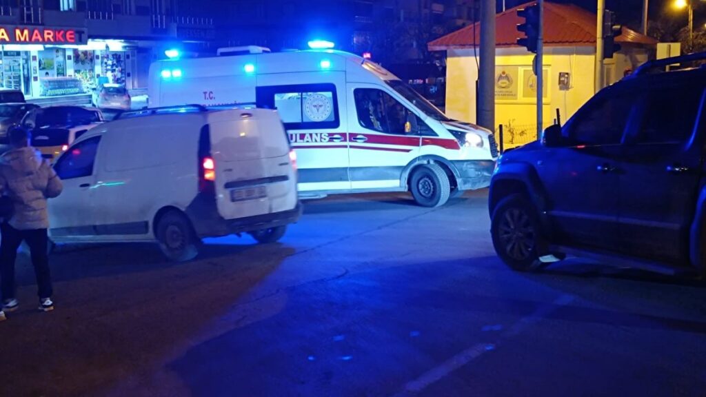 bitliste 3 aracli zincirleme trafik kazasi 2si agir 4 yarali iKdSjvIj