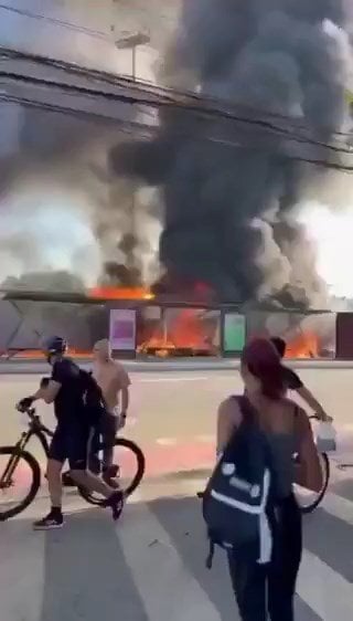 brezilyada ucak kalabalik caddeye dustu oluler var 2 DelZJ2US