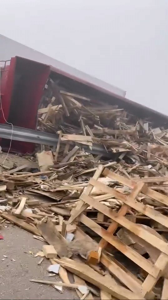 bursada tir kazasi surucu aracta sikisti 1 D67WHNzh