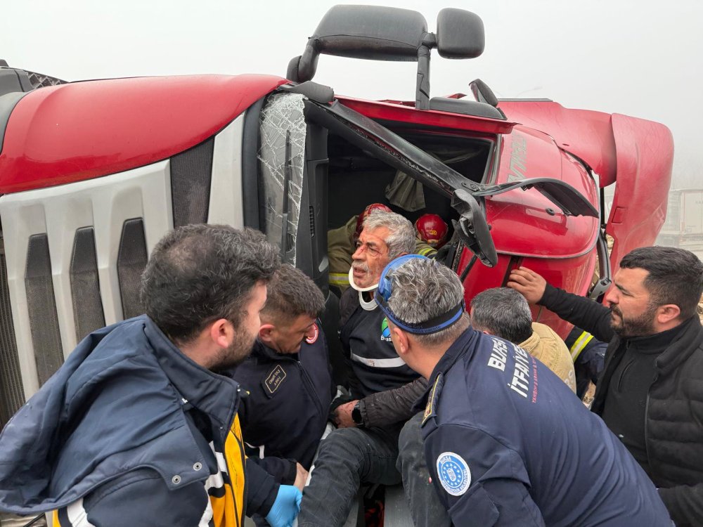 bursada tir kazasi surucu aracta sikisti 2 5gV6b2Rv