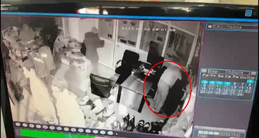 caldiklari malzemeleri el arabasiyla goturduler 120 bin liralik hirsizlik anbean goruntulendi 1 6EGrNnej