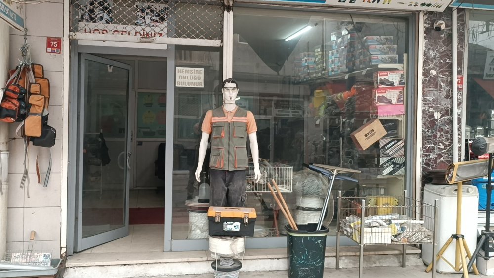 caldiklari malzemeleri el arabasiyla goturduler 120 bin liralik hirsizlik anbean goruntulendi 2 dpaTwN4A