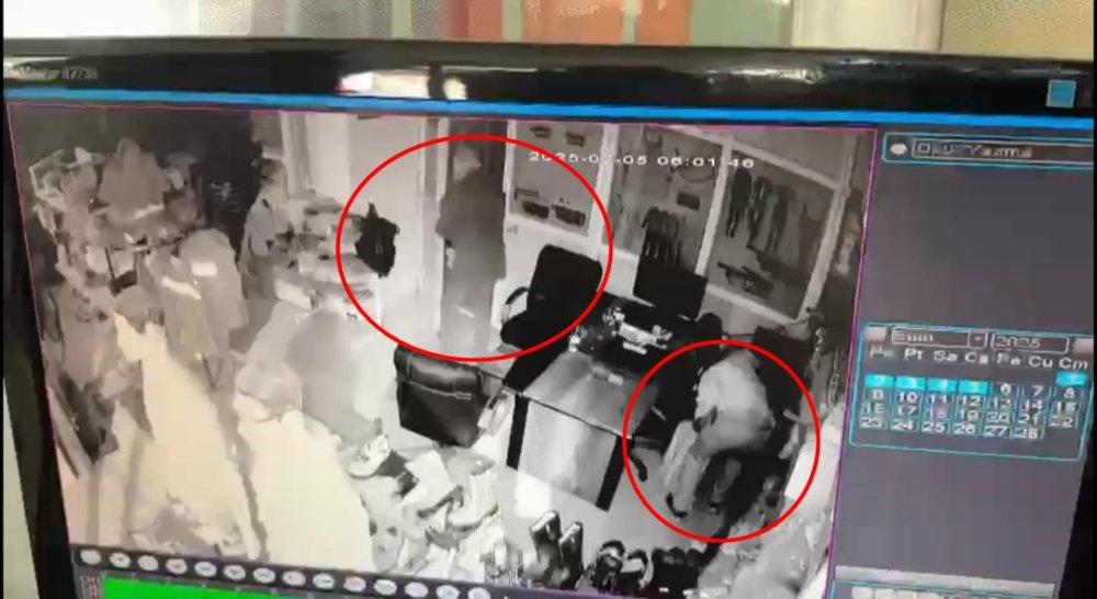 caldiklari malzemeleri el arabasiyla goturduler 120 bin liralik hirsizlik anbean goruntulendi 3 WqZJgRXN