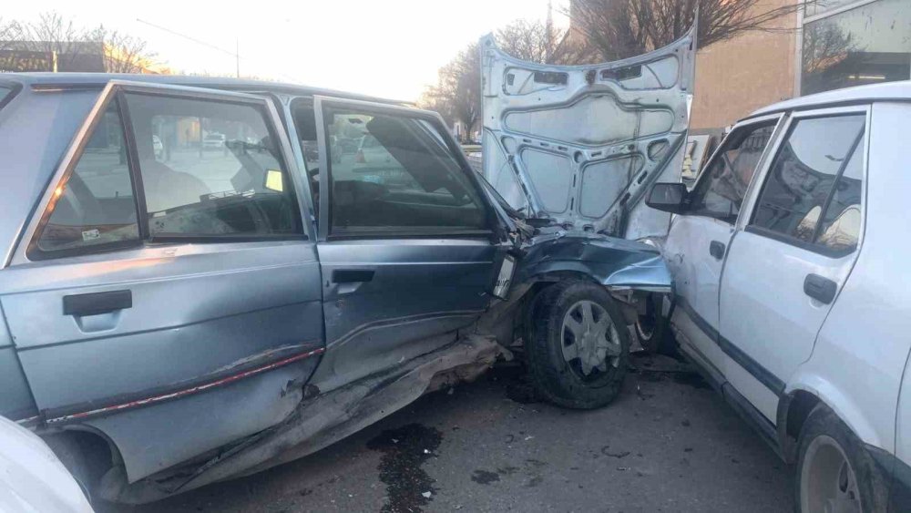 carpmanin siddetiyle bir baska araca carparak durabildi yaralilar var 0 QJlGwJg7