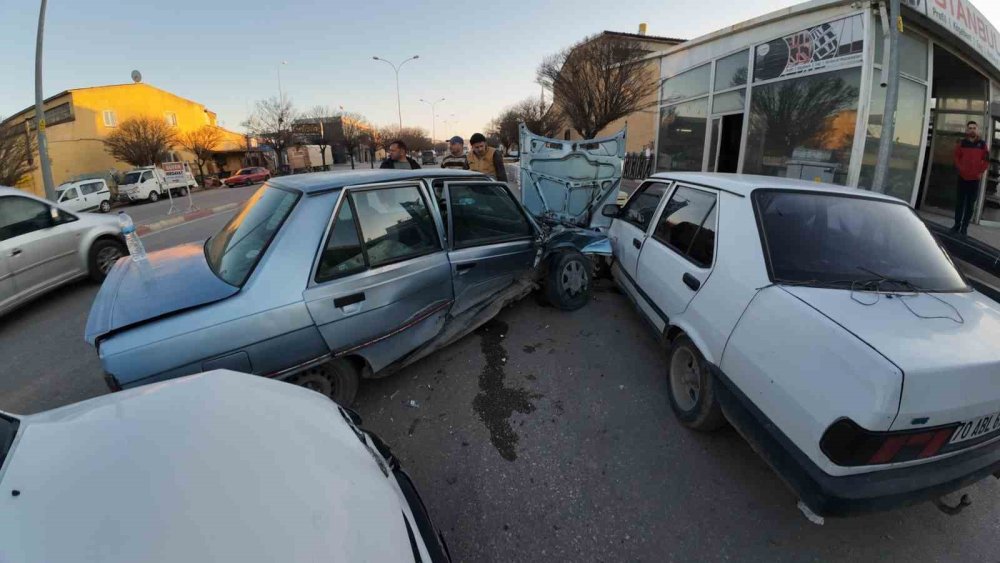 carpmanin siddetiyle bir baska araca carparak durabildi yaralilar var 1 epQFzzUI