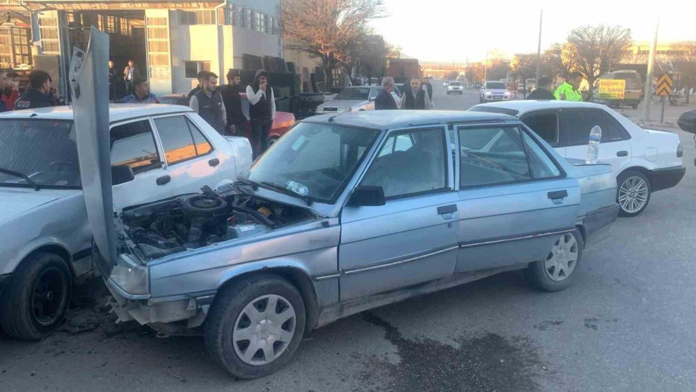 carpmanin siddetiyle bir baska araca carparak durabildi yaralilar var 2 9vERrtah