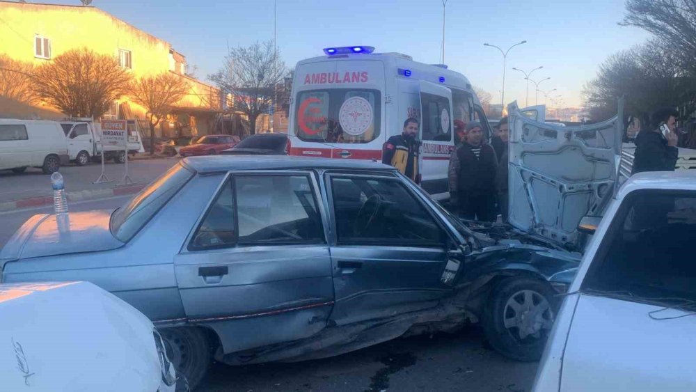 carpmanin siddetiyle bir baska araca carparak durabildi yaralilar var 3 gUInsskX