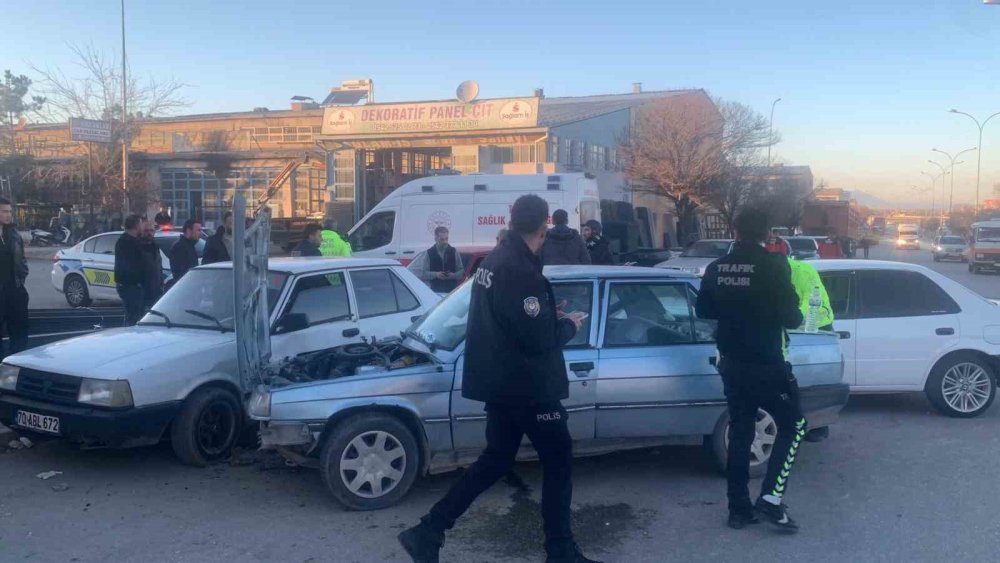 carpmanin siddetiyle bir baska araca carparak durabildi yaralilar var 4 pn4NDeEQ