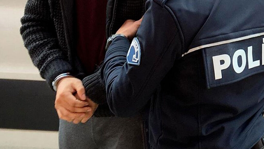 Cezaevi firarisi ile onu bagajında taşıyan taksici yakalandı 1 cezaevi firarisi ile onu bagajinda tasiyan taksici yakalandi unlC15U2