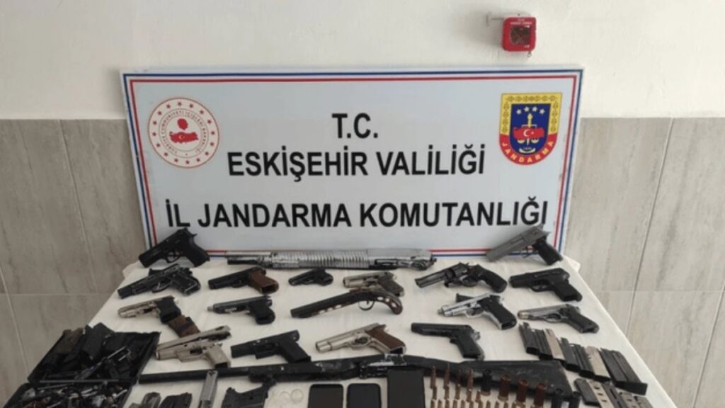 cok sayida ruhsatsiz tabanca ve kesici alet ele gecirildi 6eMXOfax