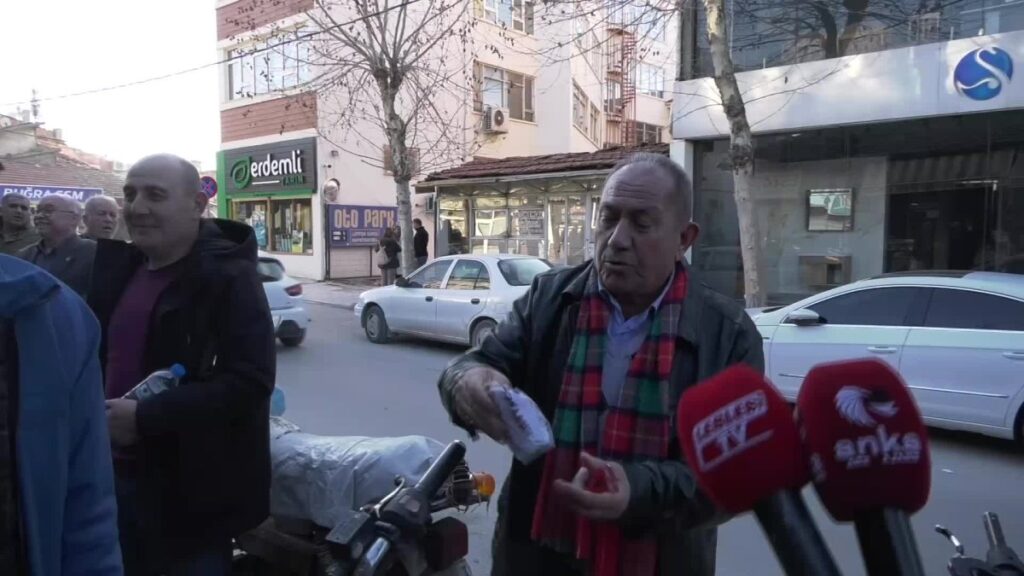 corum esnafini ziyaret eden deva partisi genel baskan yardimcisi idris sahin vatandasa bir a8LgvWfv
