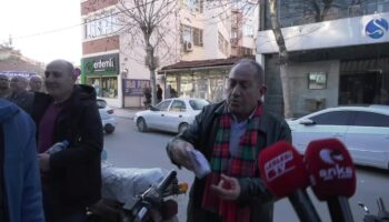 corum esnafini ziyaret eden deva partisi genel baskan yardimcisi idris sahin vatandasa bir a8LgvWfv