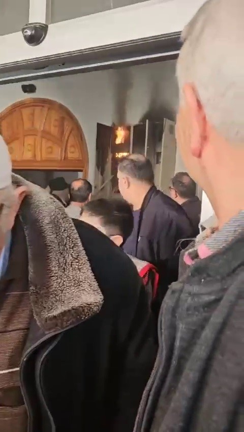 cuma vakti camide korkutan yangin 1 Spce7PJw