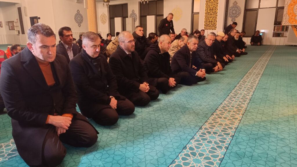 deprem felaketi ulke genelinde aniliyor sxh85Abf