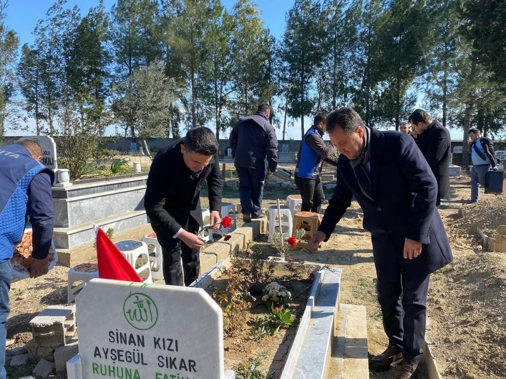depremde hayatini kaybeden polis memuru esi ve cocuklari dualarla anildi 1 R6qpXIPw