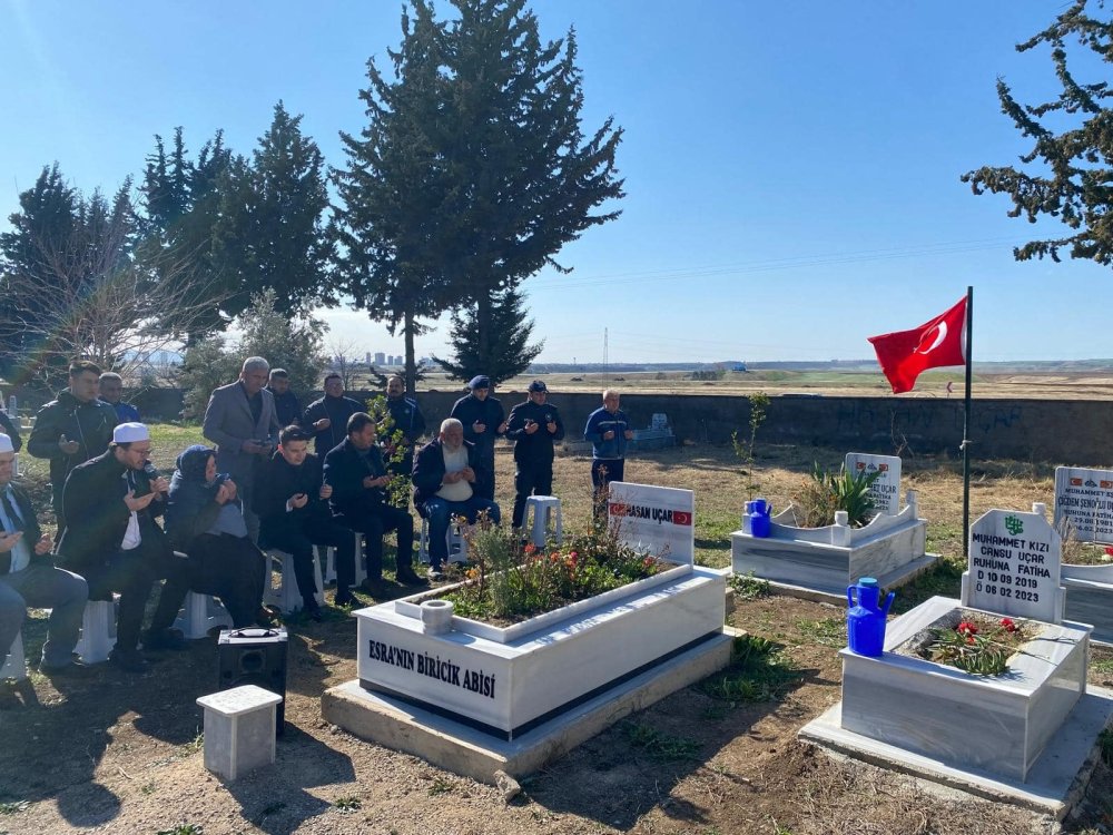 depremde hayatini kaybeden polis memuru esi ve cocuklari dualarla anildi 2 LpikdMVT