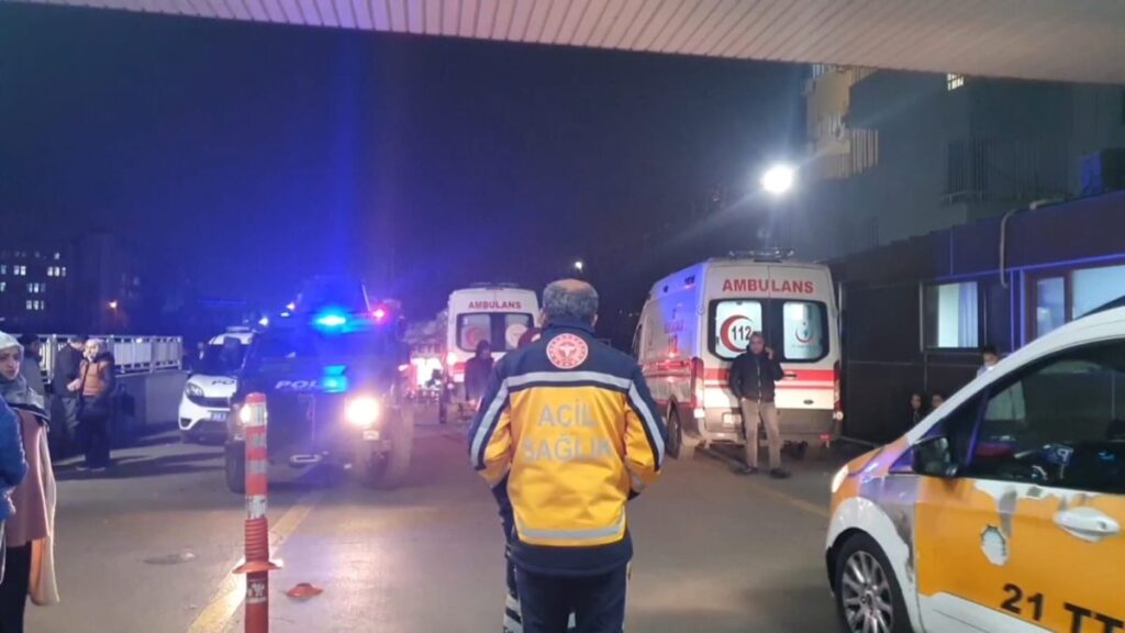 diyarbakirda iki aile arasinda tas ve sopali kavga 4 yarali JHTlVLOA