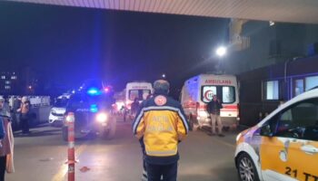 diyarbakirda iki aile arasinda tas ve sopali kavga 4 yarali JHTlVLOA