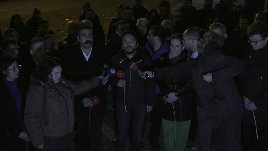 diyarbakirda yasamini yitirenler icin enkaz alanina karanfiller birakildi VK8htKJg