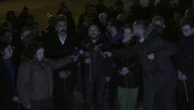 diyarbakirda yasamini yitirenler icin enkaz alanina karanfiller birakildi VK8htKJg