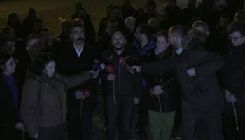 diyarbakirda yasamini yitirenler icin enkaz alanina karanfiller birakildi VK8htKJg