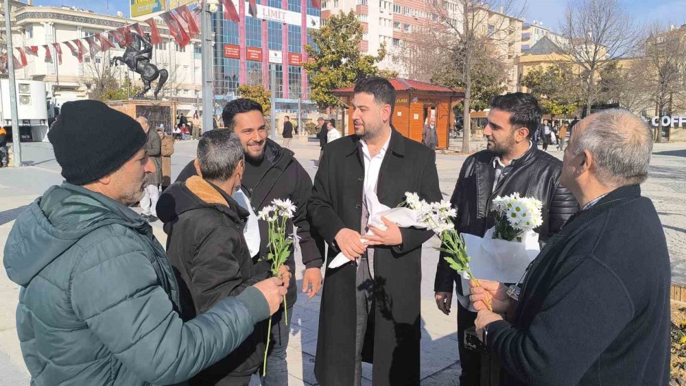 dunya tersine gununde erkekleri cicekle mutlu ettiler 0 8wUZi3X7