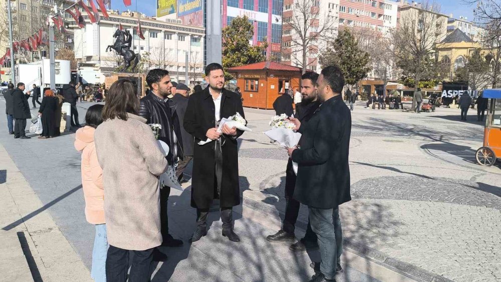 dunya tersine gununde erkekleri cicekle mutlu ettiler 1