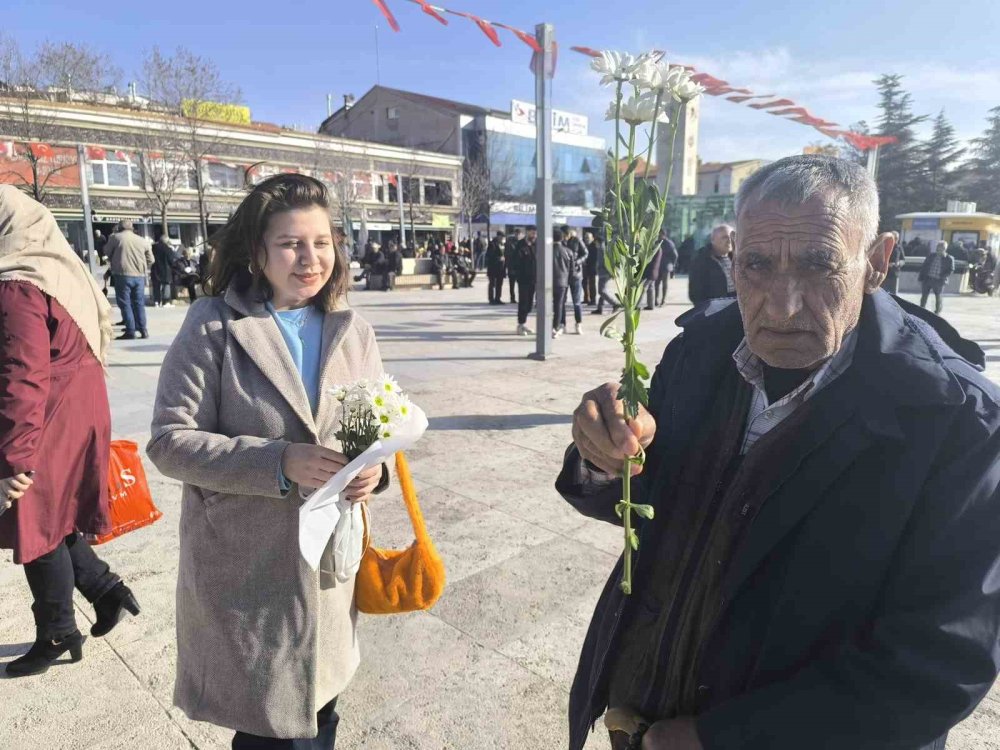dunya tersine gununde erkekleri cicekle mutlu ettiler 2 RROWtA4g