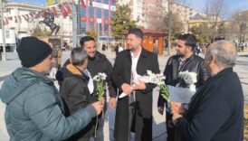 dunya tersine gununde erkekleri cicekle mutlu ettiler hZMe3YPW