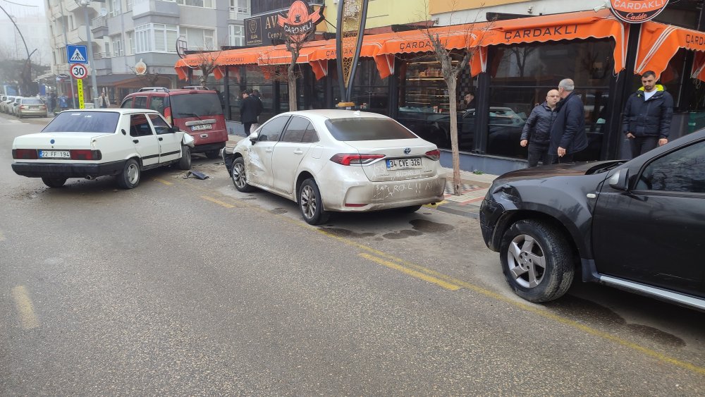 edirnede zincirleme kaza 3 arac zarar gordu 2 kisi yaralandi 0 T8rf2UQS