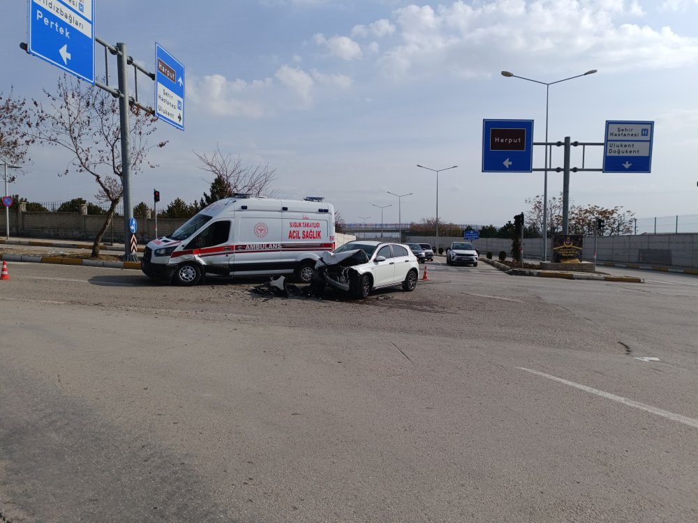 elazigda ambulans kaza yapti 5 UiUqtyBP
