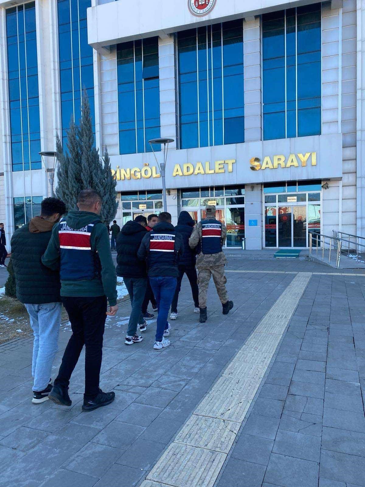 ev ve isyerlerinden hirsizlik yapan 4 kisi tutuklandi 0 TE1mYlPX